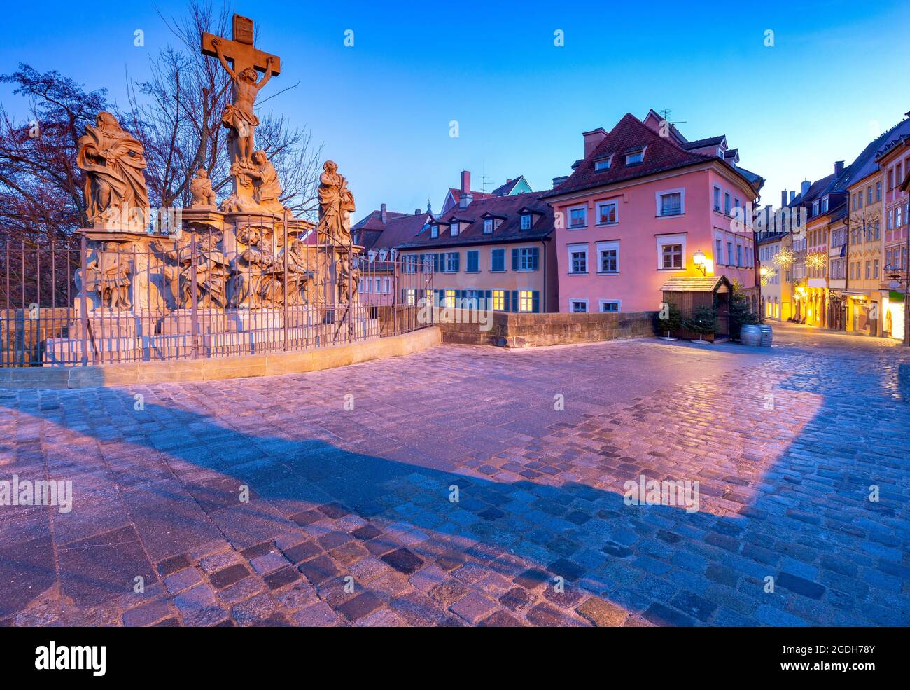 Blick auf die alte berühmte Rathausbrücke am frühen Morgen. Bamberg. Bayern Deutschland. Stockfoto