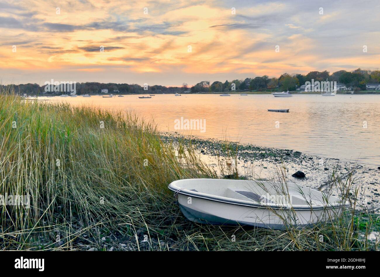 Der Herbst kommt zu einem North Shore Long Island Hafen. Setauket Harbour, New York. Speicherplatz Kopieren. Stockfoto