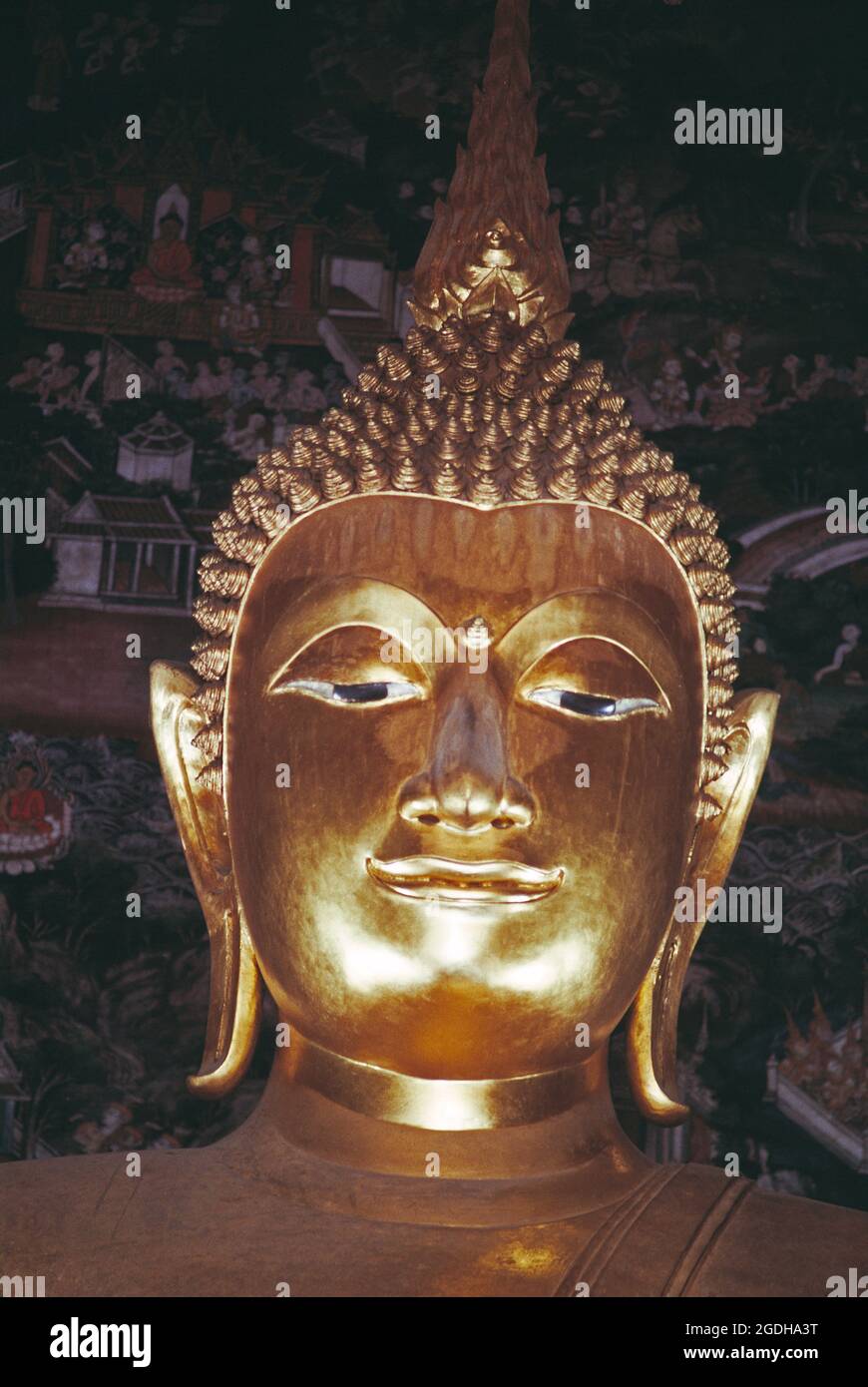 Thailand. Bangkok. Wat Suthat Thepwararam. Goldene Buddha-Statue. Nahaufnahme des Kopfes. Stockfoto