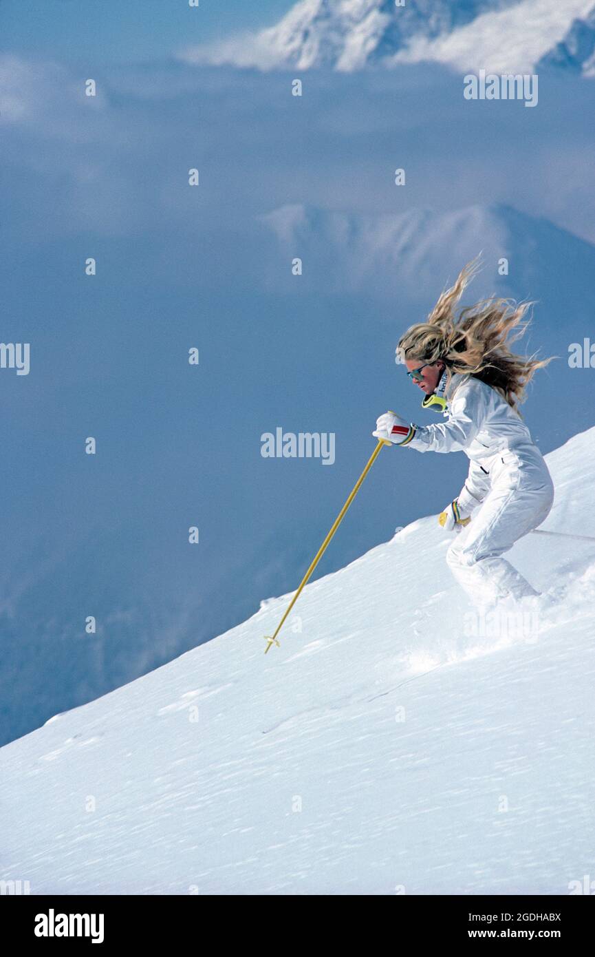 Neuseeland. Junge Frau Skifahren auf alpinen Pisten. Stockfoto
