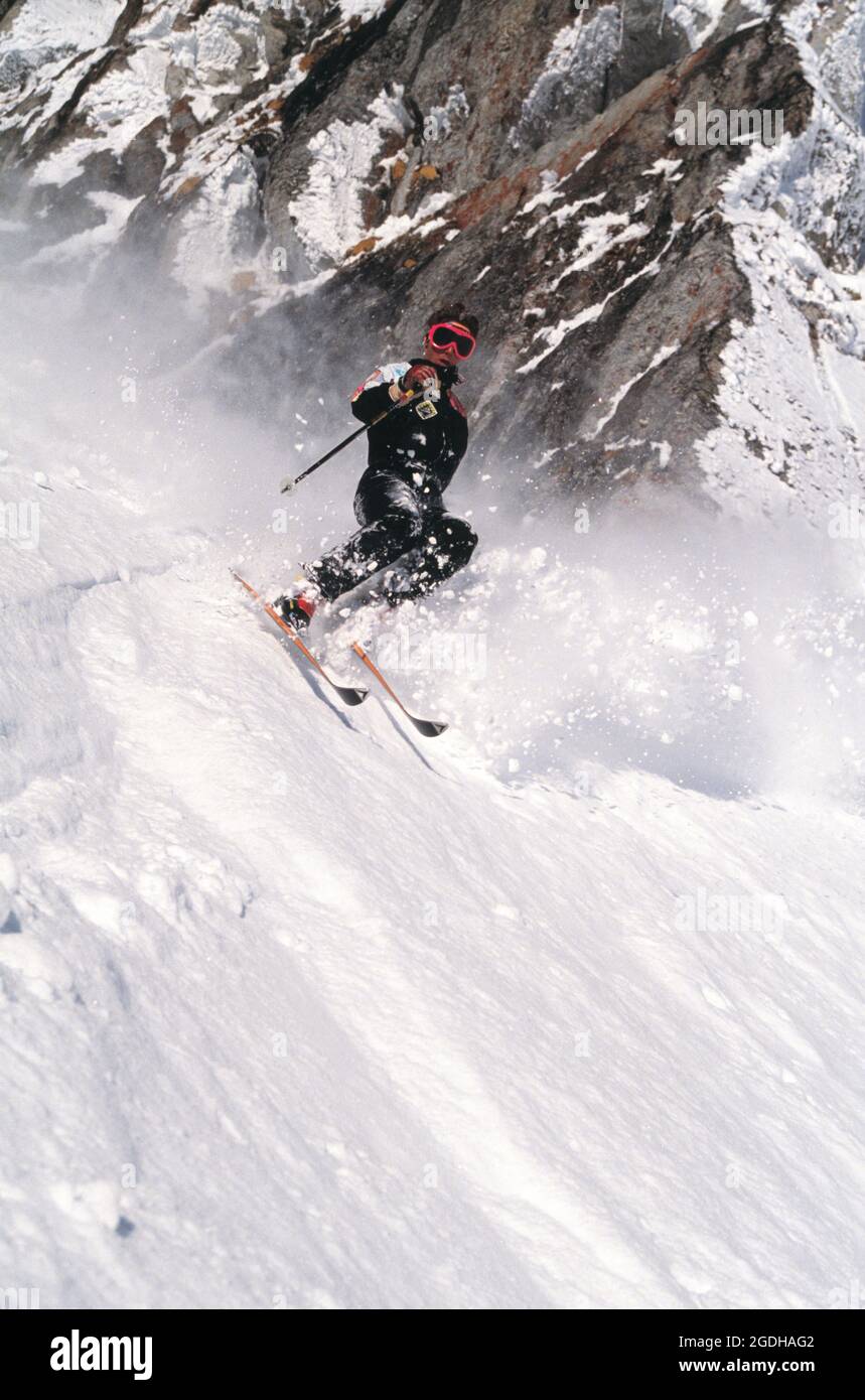 Junger Mann Schnee Skifahren. Stockfoto
