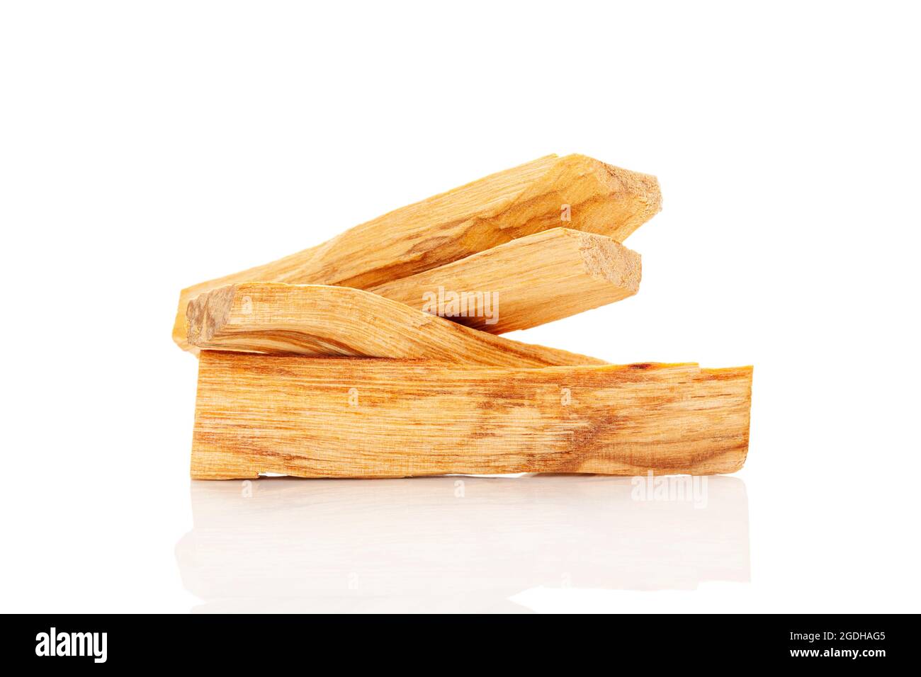 Palo santo Holzstäbchen isoliert auf weißem Hintergrund. Stockfoto