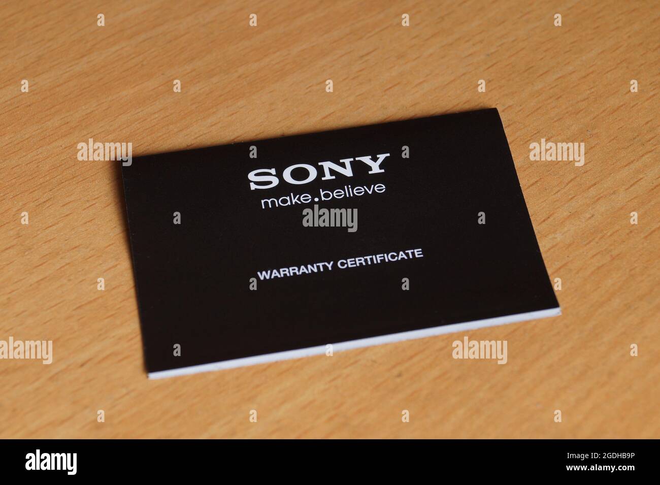 Kerala, Indien - 08-07-2021: Garantiekarte von Sony auf dem Tisch Stockfoto