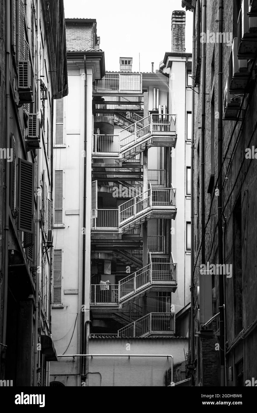 Hintere Treppe. Schwarz-Weiß-Stadtfotografie. Bologna, Italien Stockfoto