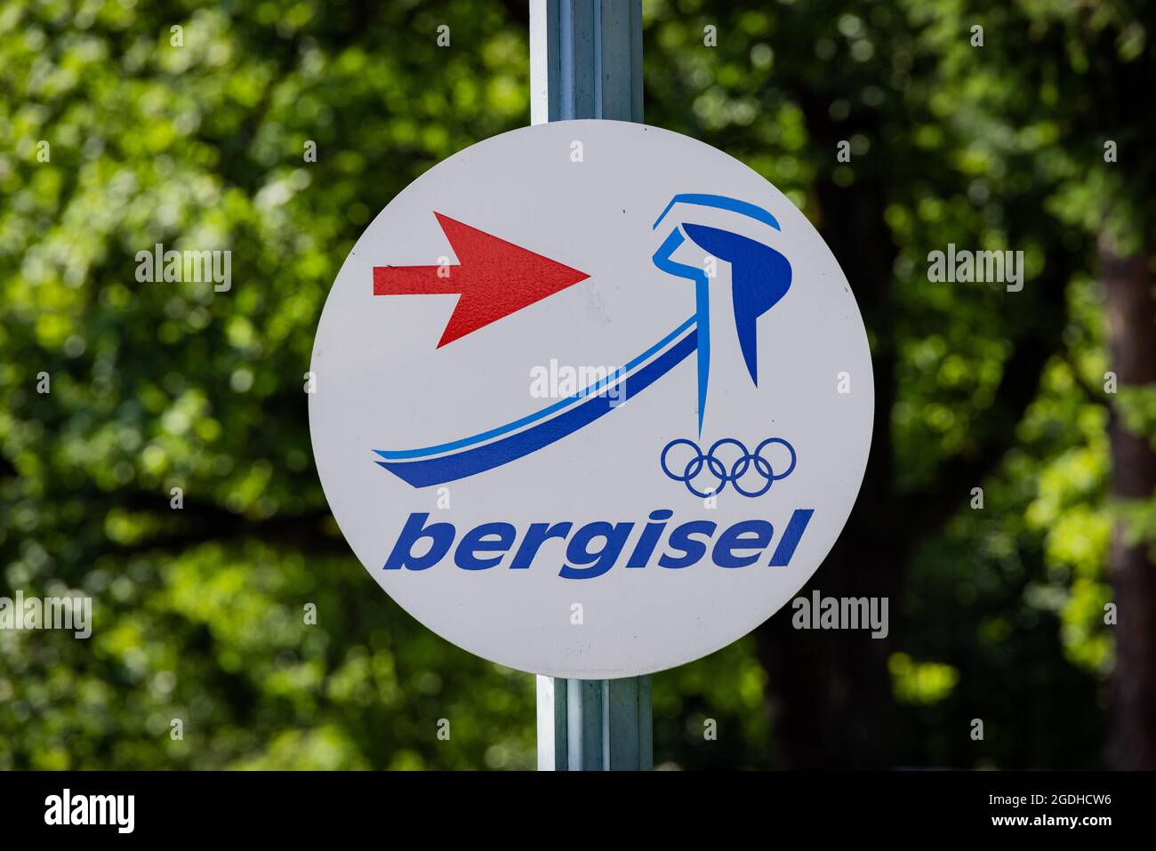 Berühmte olympische Bergisel-Schanze in Innsbruck - INNSBRUCK, ÖSTERREICH, EUROPA - 29. JULI 2021 Stockfoto