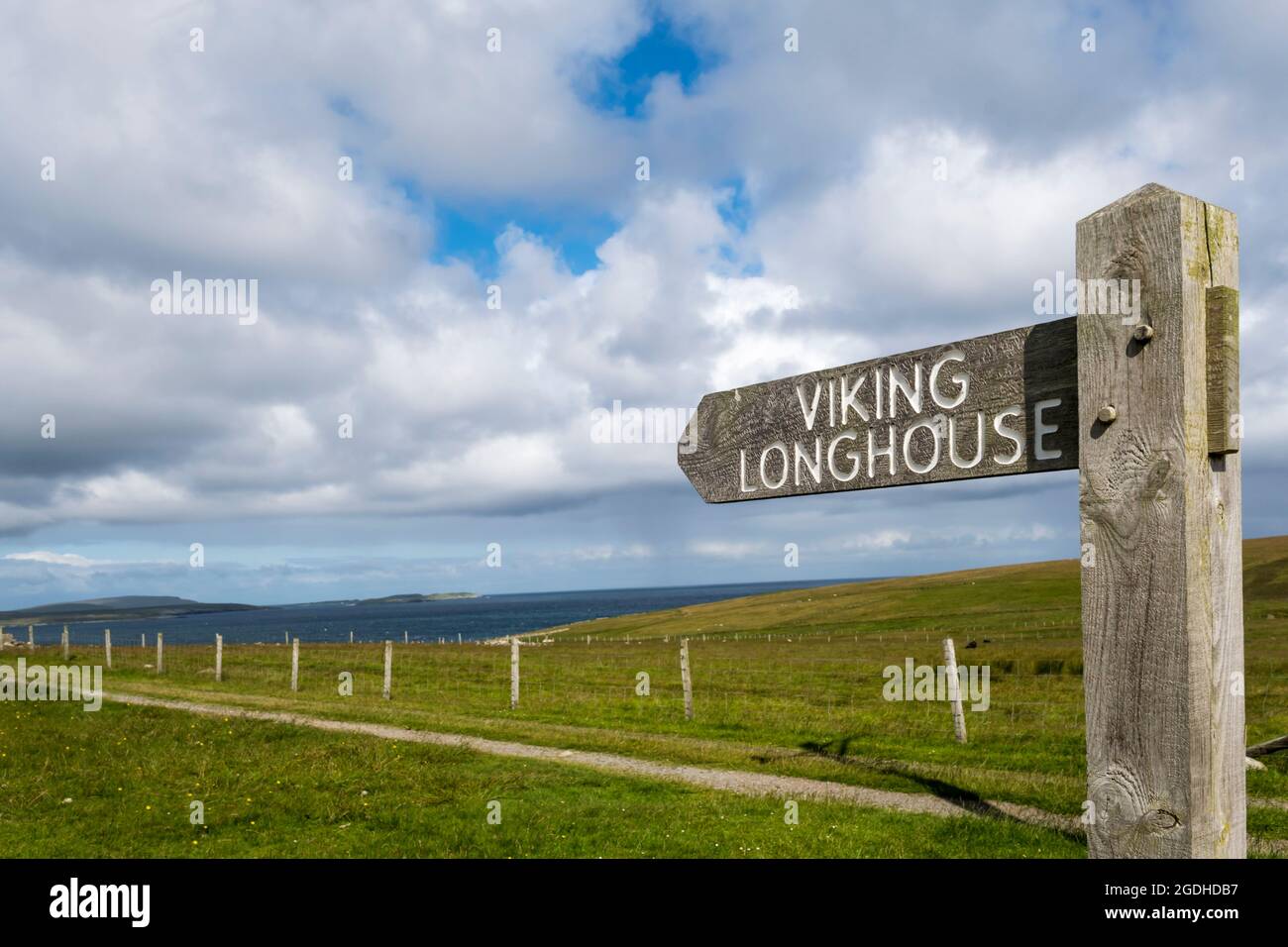 Schild zum Standort eines ausgegrabenen Viking Longhouse in Sandwick in Unst, Shetland. Stockfoto