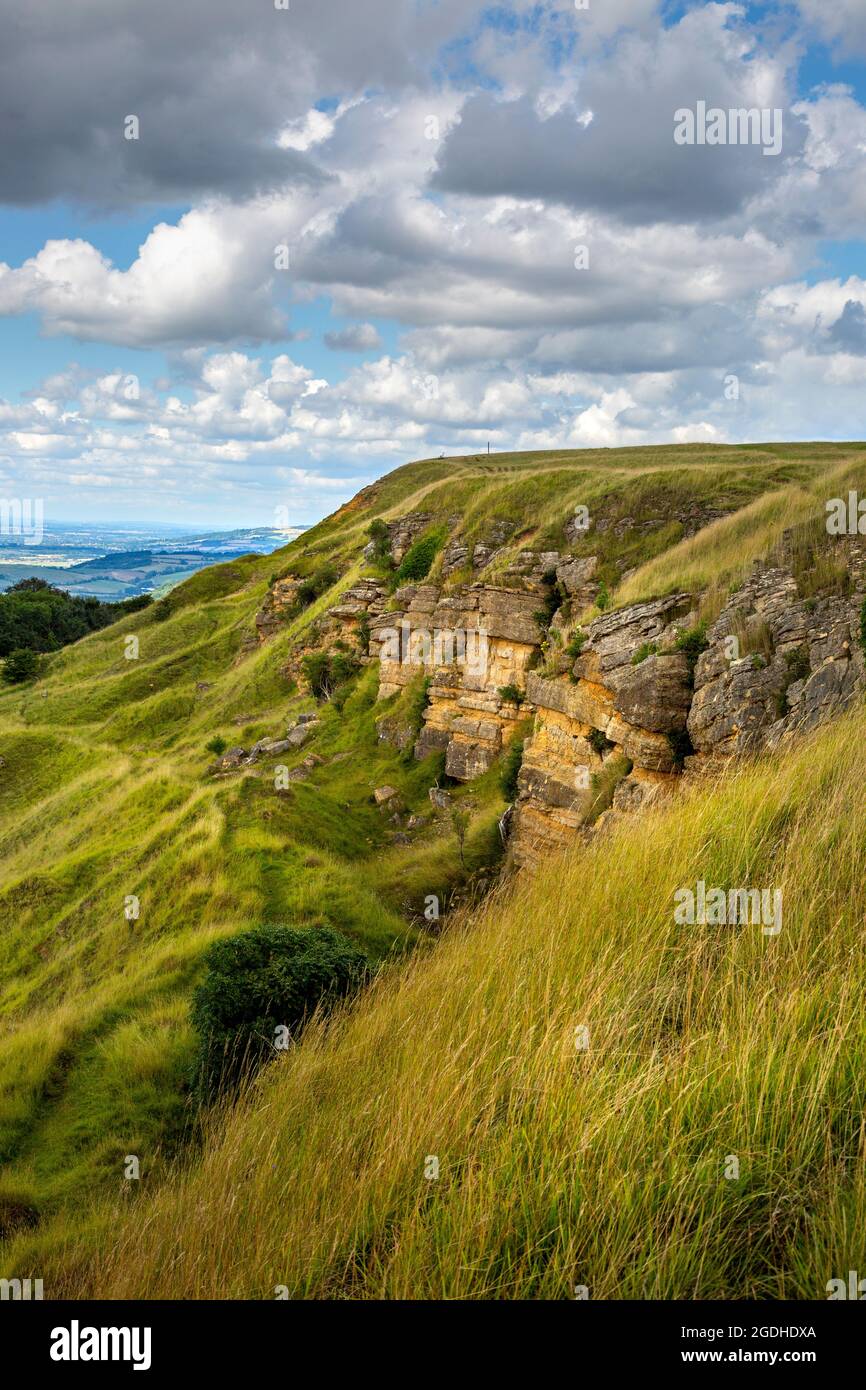 Das Cotswold Escarpment von Cleeve Hill mit Blick auf Cheltenham Spa, Gloucestershire, England Stockfoto