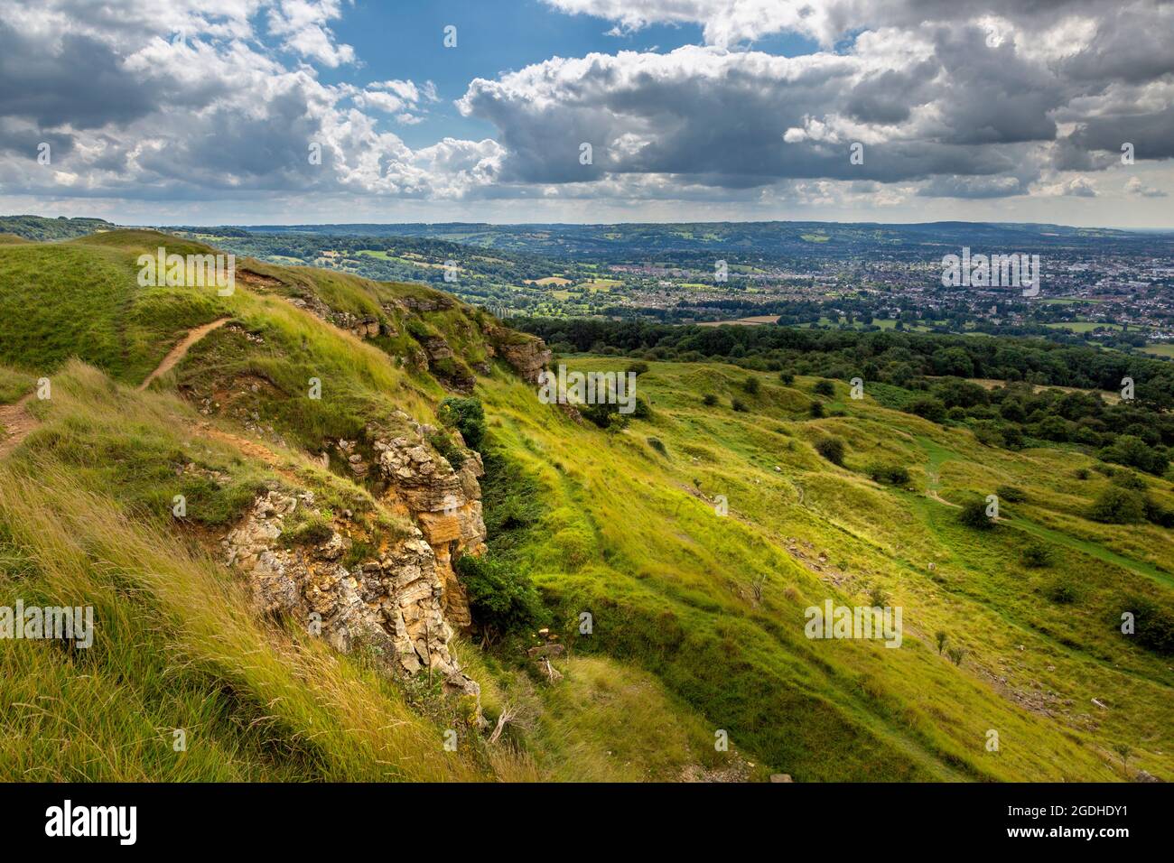 Das Cotswold Escarpment von Cleeve Hill mit Blick auf Cheltenham Spa, Gloucestershire, England Stockfoto