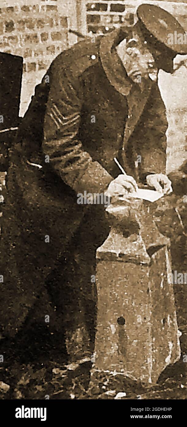 WWI - EIN britischer Sergeant verwendet einen Amboss als Schreibtisch, während er einen Brief aus Frankreich nach Hause schreibt Stockfoto