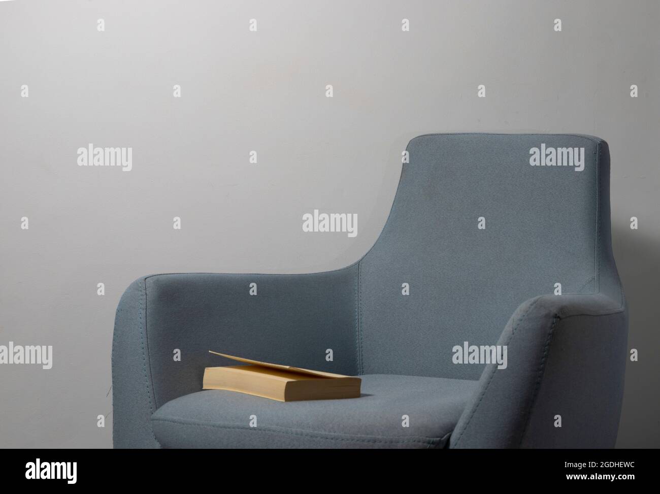 Nahaufnahme von Book auf blauem Sessel zu Hause Stockfoto