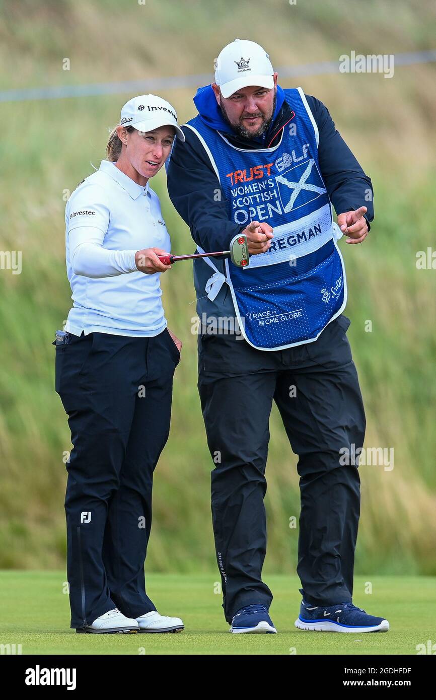 Stacy Lee Bregman spricht mit ihrem Caddy auf dem 18. Green am zweiten Tag der Trust Golf Women's Scottish Open in Dumbarnie Links, St Andrews. Bilddatum: Freitag, 13. August 2021. Stockfoto