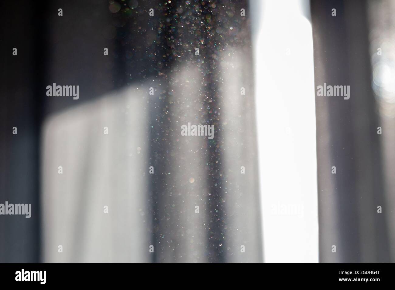 Staub im Raum selektiver Fokus, verschwommen, im Sonnenlicht vom Fenster Stockfoto