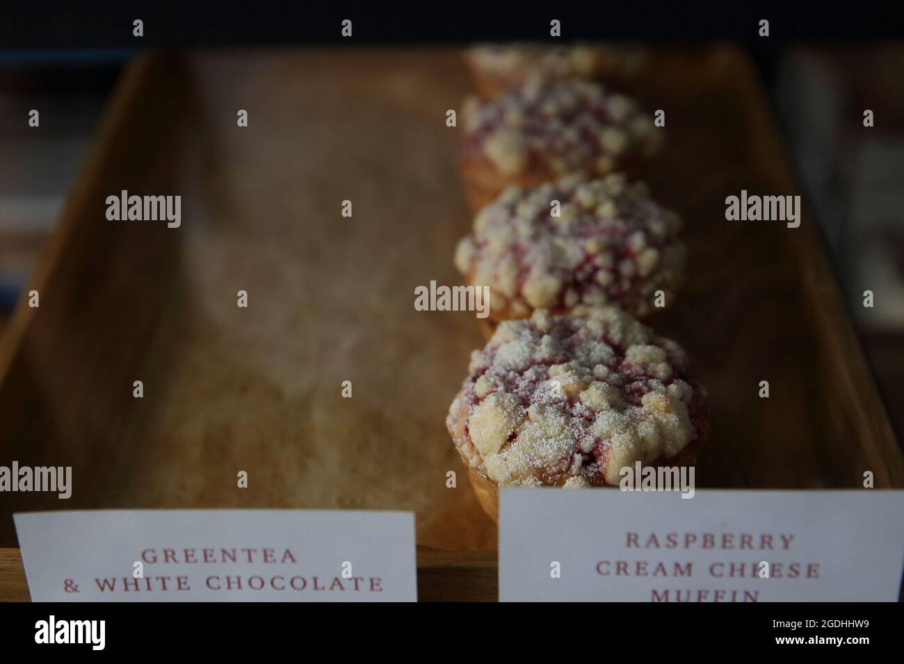 Himbeer-Muffin auf Holz im Café im japanischen Dessertstil Stockfoto