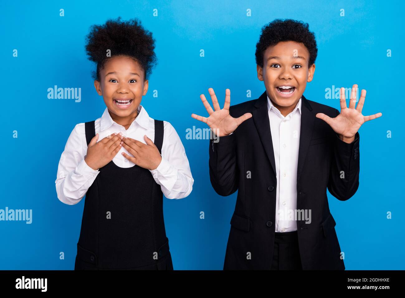 Foto von glücklich erstaunt fröhlich afro amerikanischen Kindern gute Laune schockiert isoliert auf blauem Hintergrund Stockfoto