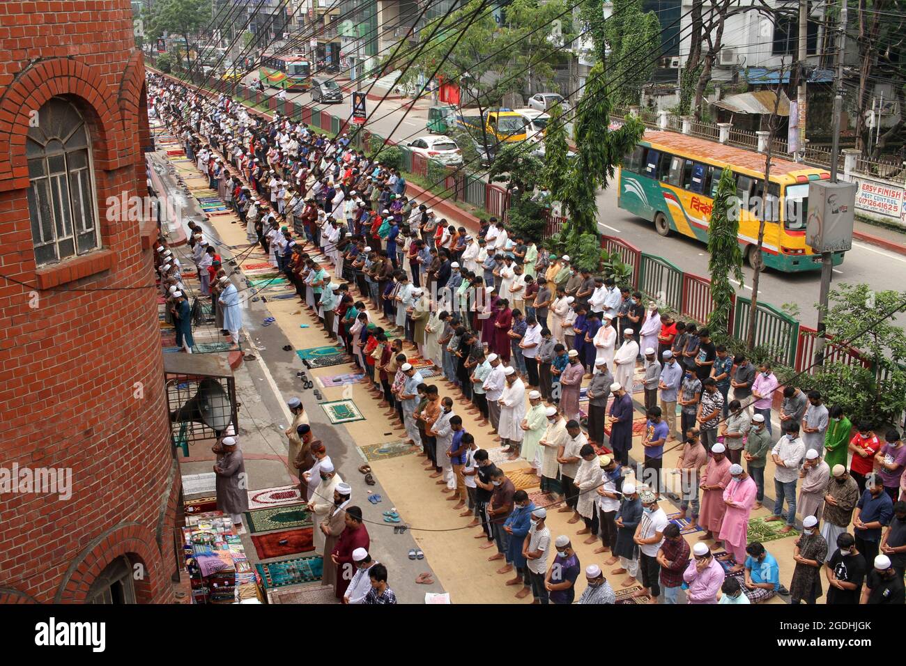 Dhaka, Bangladesch. August 2021. Luftaufnahme von Tausenden von Muslimen, die sich treffen, nehmen an einem Jummah-Massengebet Teil, da dieses islamische Ritual obligatorisch ist, es wird jeden Freitag durchgeführt, um seine Verpflichtungen als Gläubige zu erfüllen. Jummah ist der heiligste Tag der Woche, an dem besondere Gemeindegebete angeboten werden. Der Freitag wird als ein Fest für sich betrachtet, und Muslime achten besonders darauf, saubere Kleidung zu tragen, zu baden und an diesem Tag spezielle Mahlzeiten zuzubereiten. (Foto: Eyepix Group/Pacific Press) Quelle: Pacific Press Media Production Corp./Alamy Live News Stockfoto