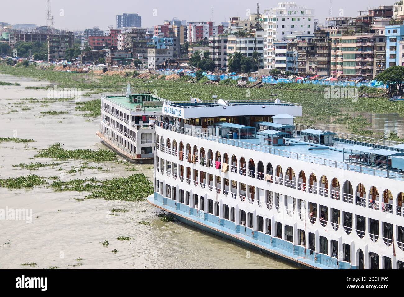 Lokale Passagierfähre, die zum Hafen am Dhaka Fluss zurückkehrt. Die Fähre ist ein sehr wichtiges Kommunikationsmittel mit dem südlichen Teil von Bangladesch Stockfoto