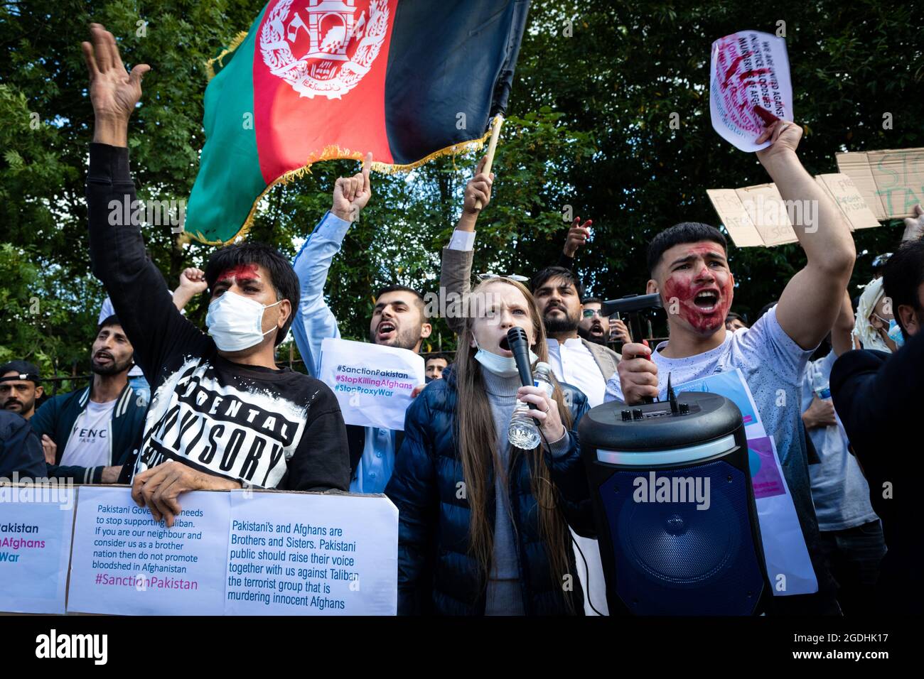 Manchester, Großbritannien. August 2021. Unterstützer Afghanistans versammeln sich vor dem Generalkonsulat Pakistans. Die Demonstranten wollen, dass die internationalen Führer Druck auf die pakistanische Regierung ausüben, sodass sie aufhören, die Taliban zu unterstützen. Dies geschieht, nachdem die Taliban ihre Provinzhauptstadt aus dem Jahr 14 erobert haben und sich Kabul immer näher nähern. Kredit: Andy Barton/Alamy Live Nachrichten Stockfoto