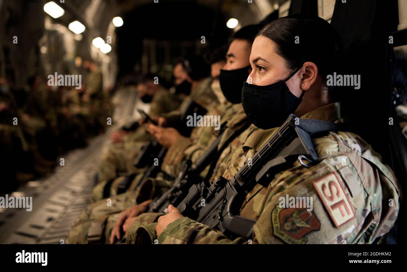 Senior Airman Annalisse Jaramillo, Mitglied der 349. Security Force Squadron, erwartet den Start in einem C-17 Globemaster III während der Übung Nexus Dawn auf der Travis Air Force Base, Kalifornien, 24. April 2021. Nexus Dawn ist eine Bereitschaftsübung, mit der die Fähigkeit bestimmter Luftwaffenreserve-Einheiten getestet werden soll, Luftoperationen in einer simulierten Kampfumgebung zu erzeugen, einzusetzen und aufrechtzuerhalten. (USA Luftwaffe Foto von 2. LT. Daniel Phelps) Stockfoto