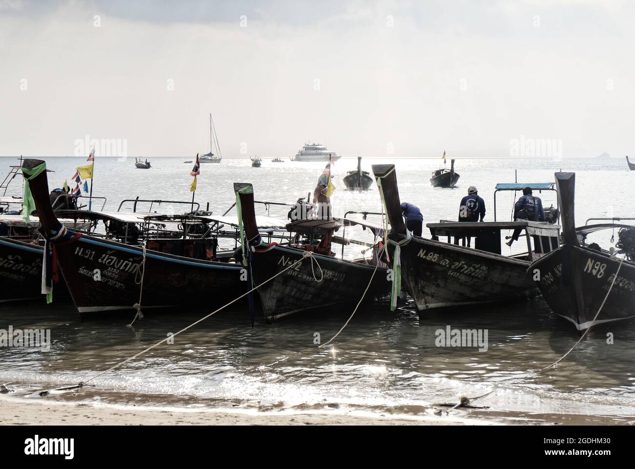 Viele Long Tail Thai Boot Stockfoto