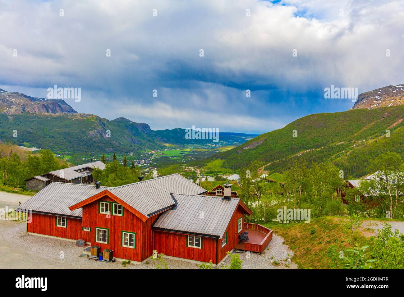 Schönes Landschaftspanorama von Norwegen Hemsedal Skicenter mit Berghütten Hütten und bewölktem Himmel. Stockfoto