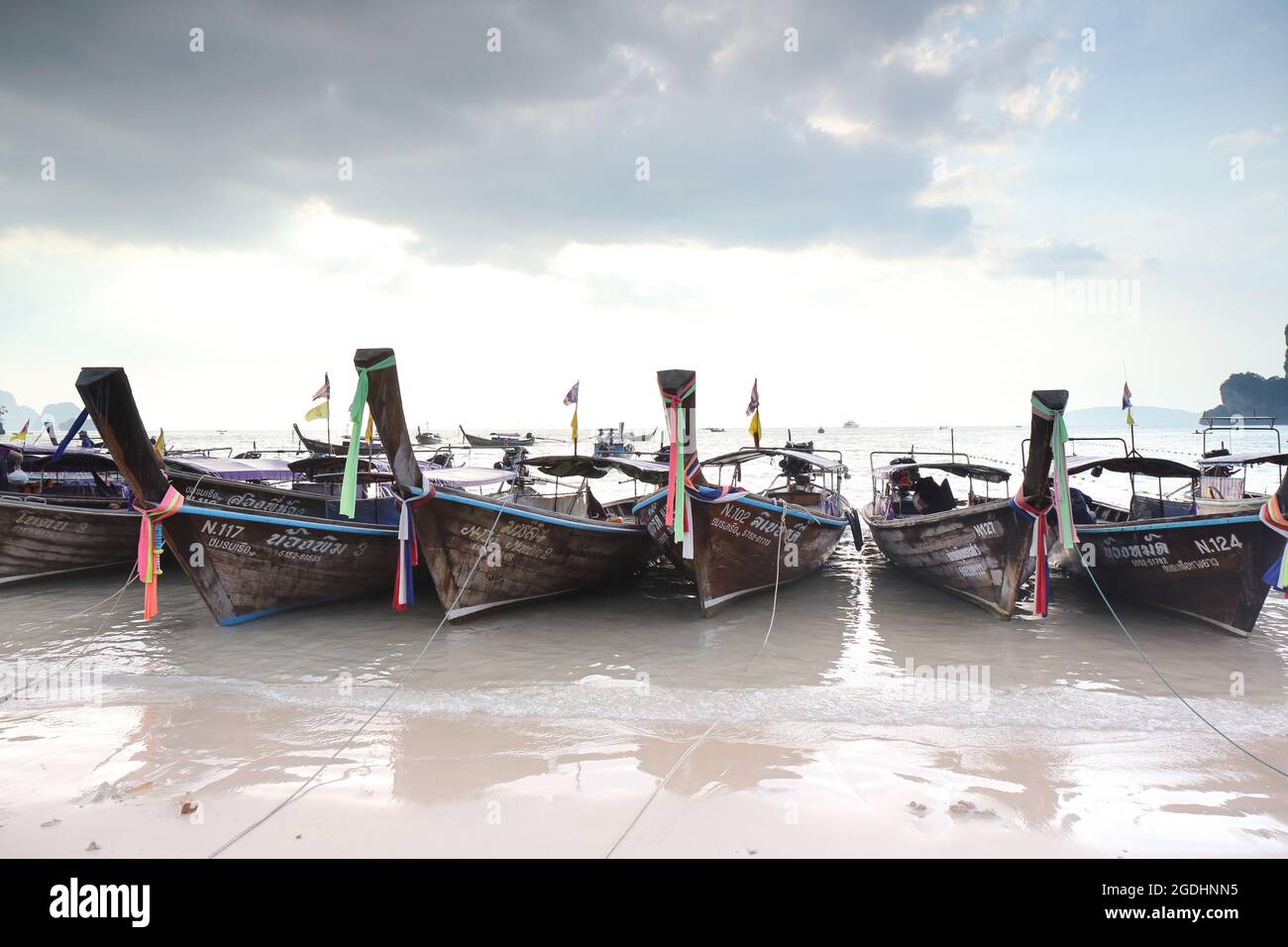 Thailändisches Boot bei Sonnenuntergang Stockfoto