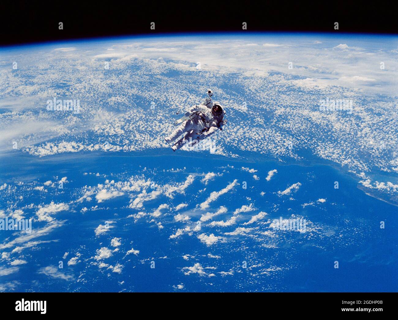 Ein Astronaut, der mit seinem Jetpack (Manned Manuevering Unit oder MMU) frei vom Space Shuttle fliegt. Stockfoto