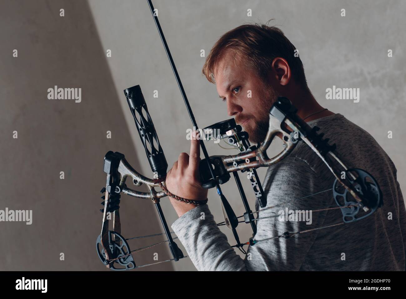 Bogenschütze mit modernem Block-Sport-Bogen und Pfeil. Stockfoto