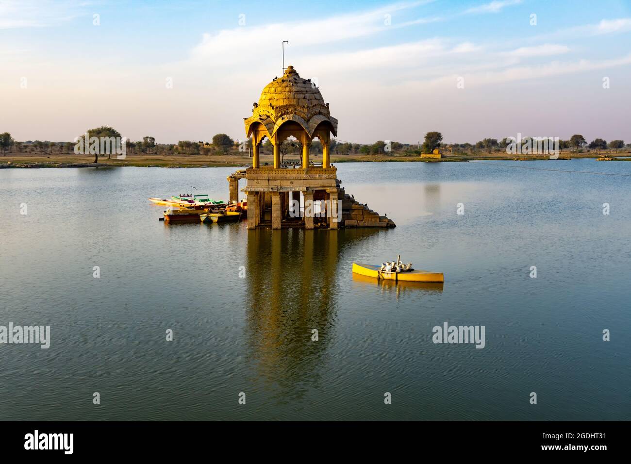 Gadi Sagar Tempel auf Gadisar Lake Jaisalmer Rajasthan Stockfoto