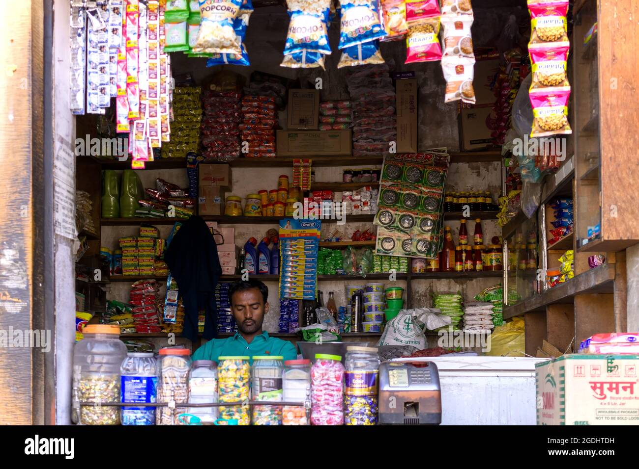 Jaisalmer, Rajasthan, Indien - 26. Februar 2018: Ein indischer Verkäufer wartet auf Kunden in seinem Lebensmittelgeschäft. Stockfoto