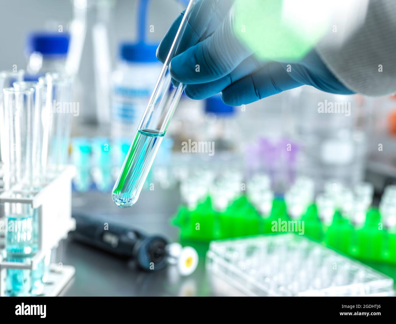 Biotech, Wissenschaftler bei der Vorbereitung einer chemischen Lösung im Labor. Stockfoto
