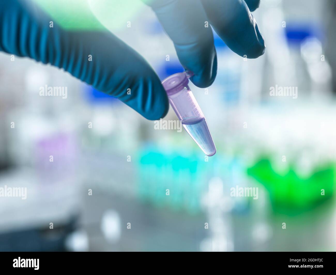 Biomedizin, Wissenschaftler Vorbereitung einer chemischen Lösung im Labor. Stockfoto