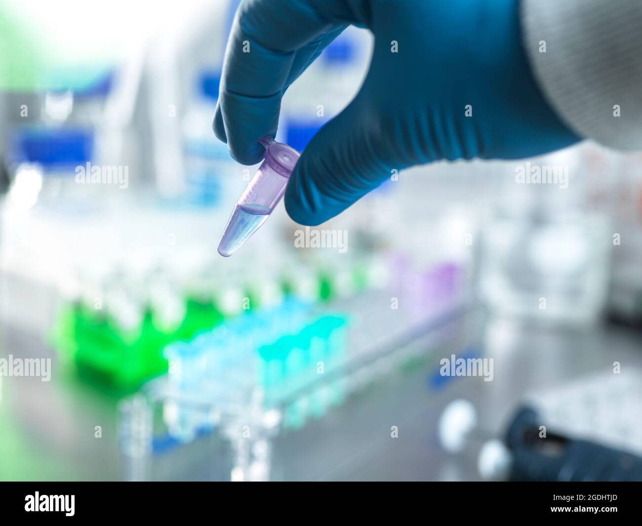 Biomedizin, Wissenschaftler Vorbereitung einer chemischen Lösung im Labor. Stockfoto