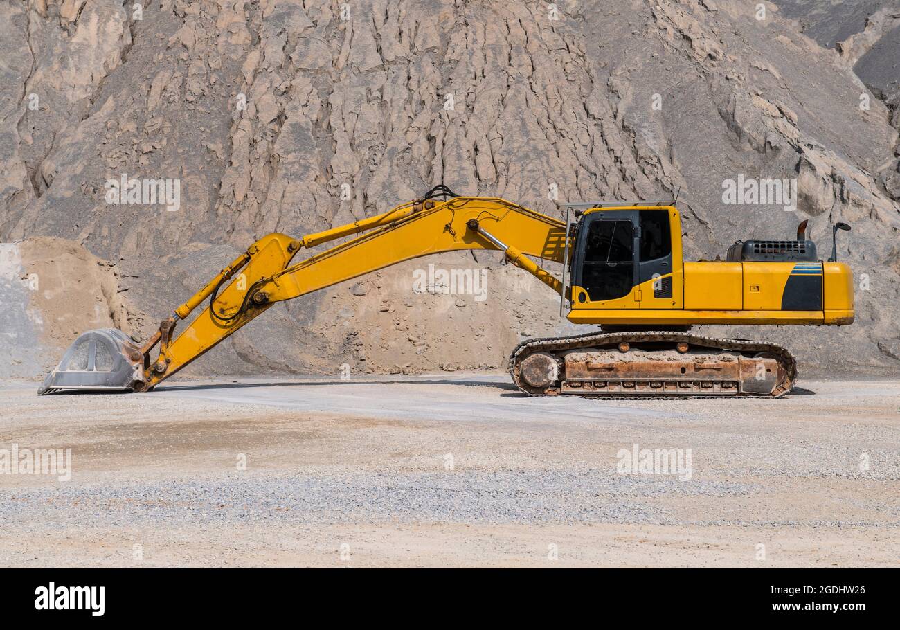 Bagger in Schottermine in Thailand geparkt Stockfoto