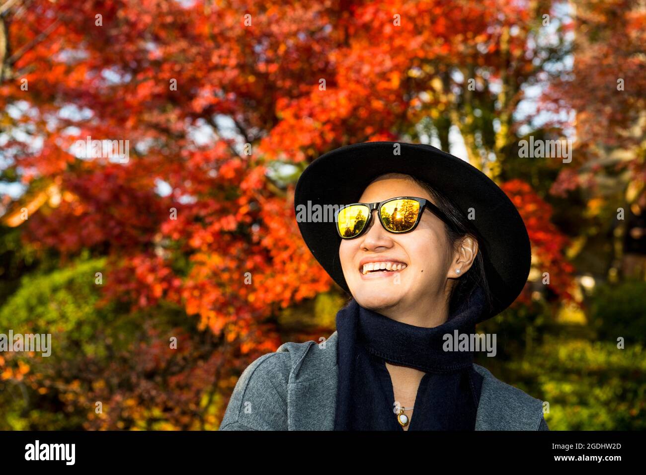 Frau, die Kyoto während des Herbstfestivals erkundet Stockfoto