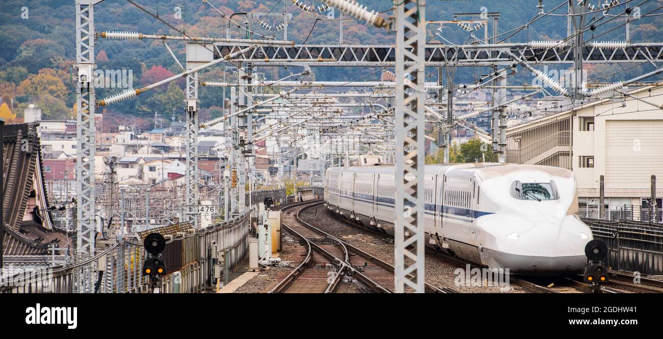 Der japanische Hochgeschwindigkeitszug Shinkansen fährt in den Bahnhof ein Stockfoto