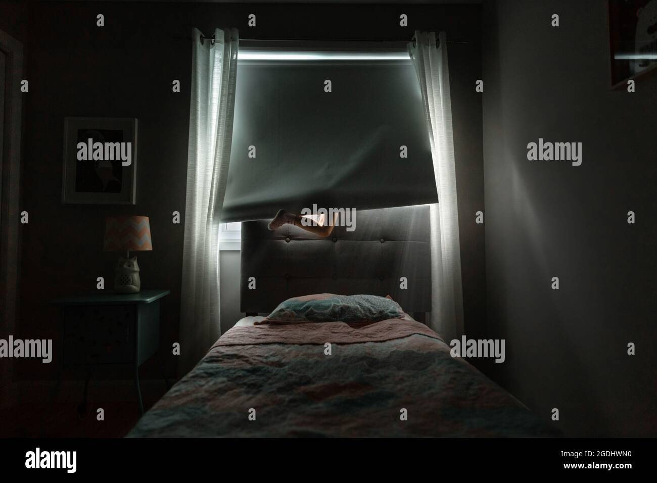 5 Jahre altes Mädchen, das versucht, sich in ihrem Schlafzimmer zu verstecken Stockfoto