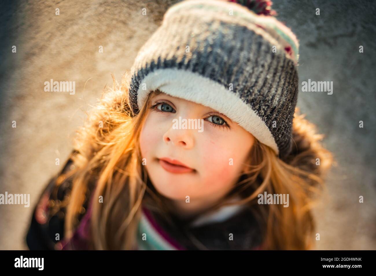 Winterportrait eines 5 Jahre alten Mädchens, das die Kamera anschaut Stockfoto