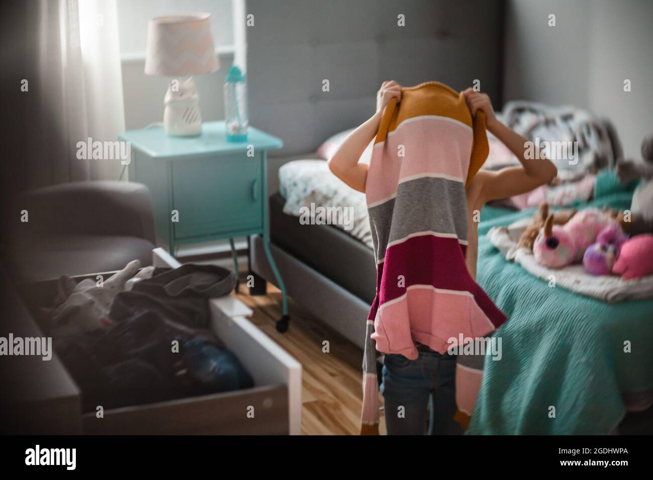 5 Jahre altes Mädchen, das sich selbst für die Schule kleiden muss Stockfoto