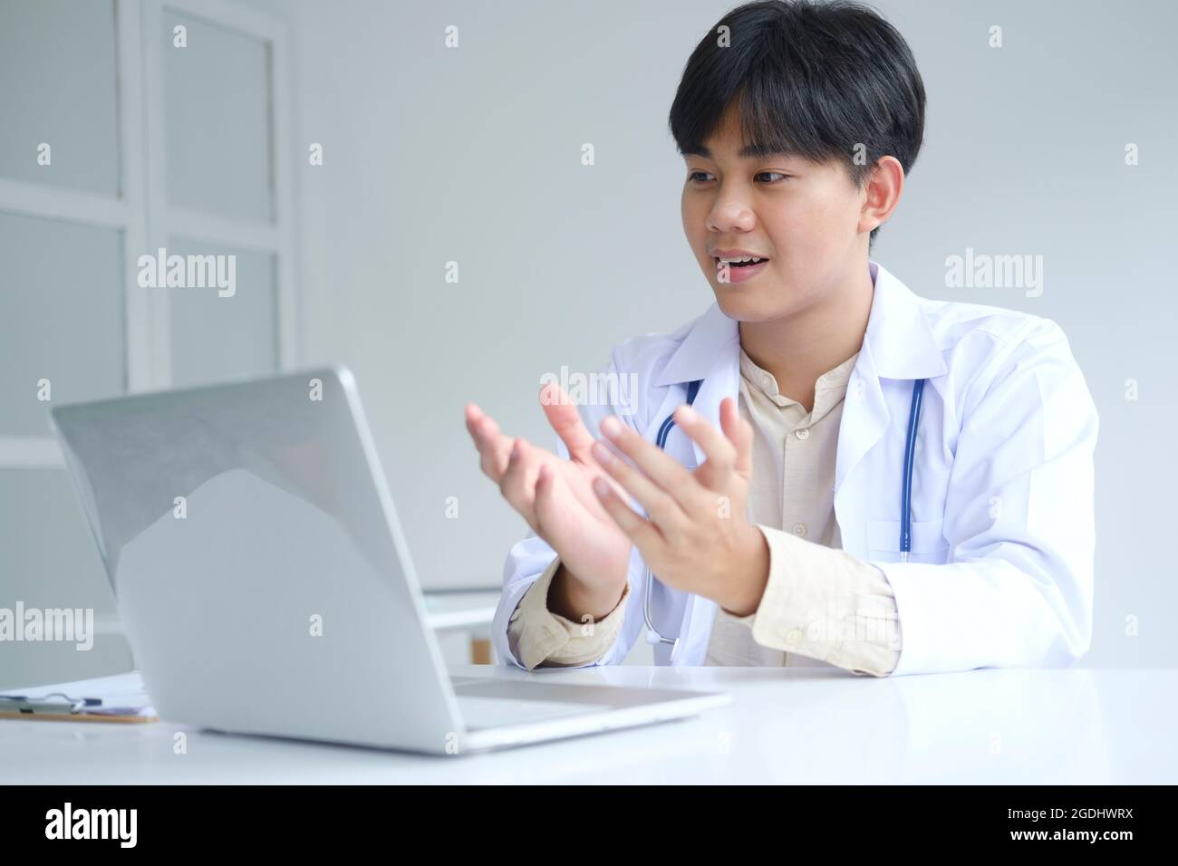 Arzt online, online medizinisches Kommunikationsnetzwerk mit Patient, Online medizinische Beratung. Stockfoto