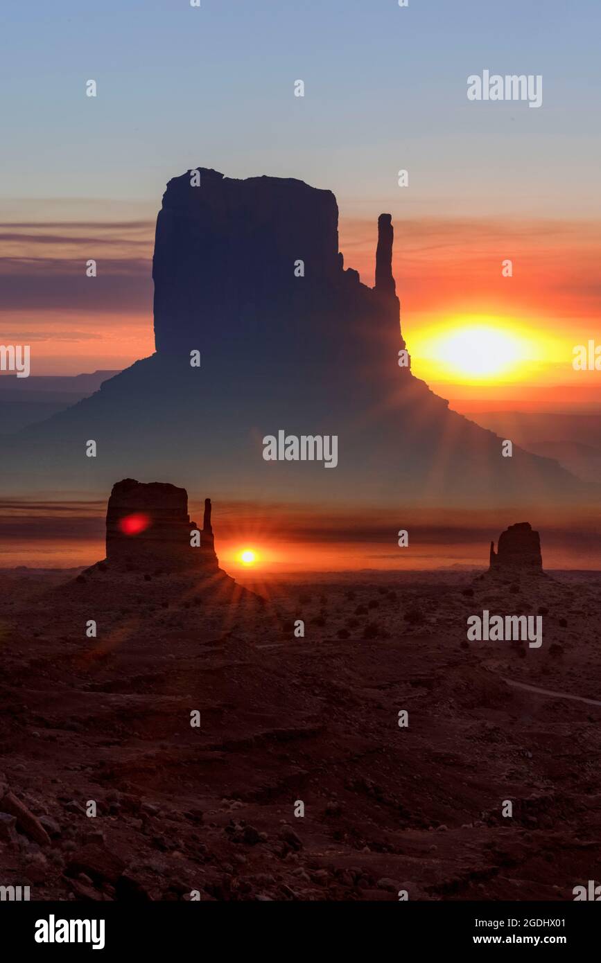 Ein in der Kamera einblendes Doppelbelichtungsbild bei Sonnenaufgang im Monument Valley. Stockfoto