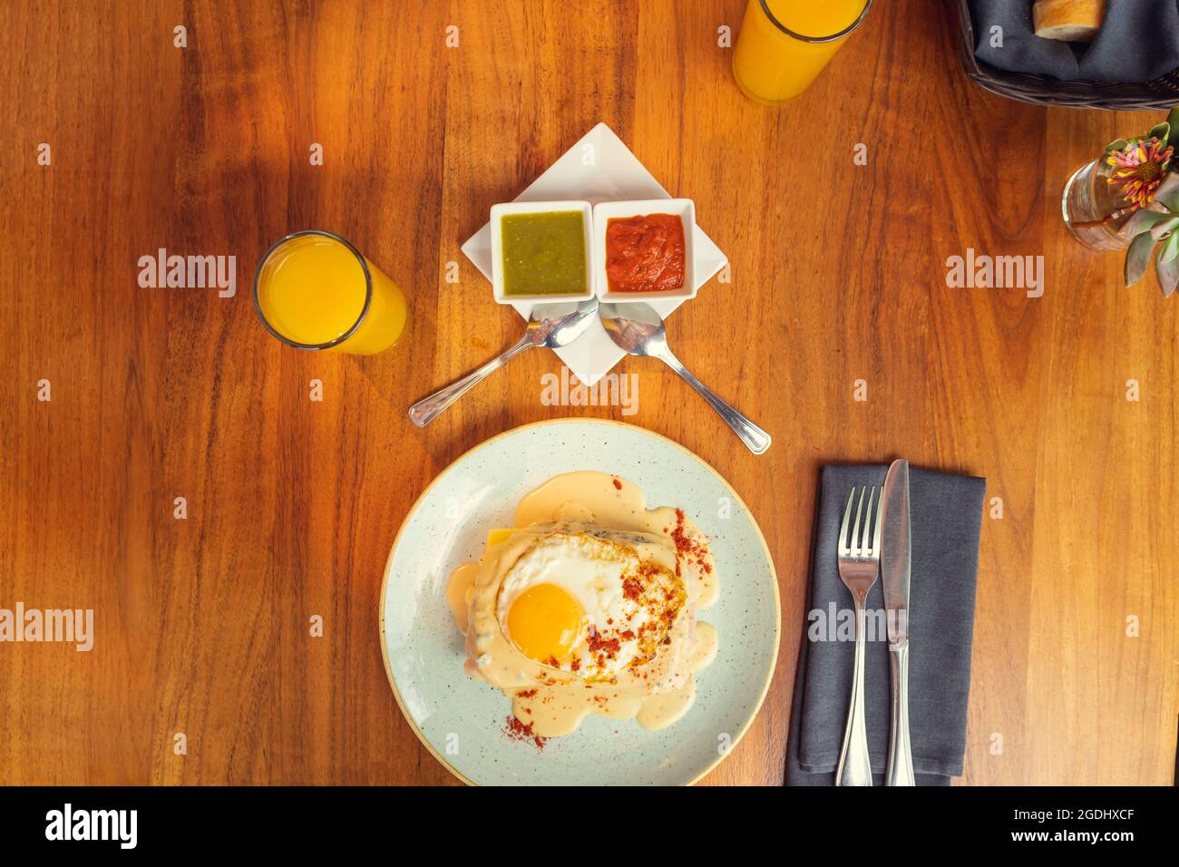 Zum Frühstück gab es zwei gebratene Eier mit freiem Frühstücksbereich und gelben Eigelb Stockfoto