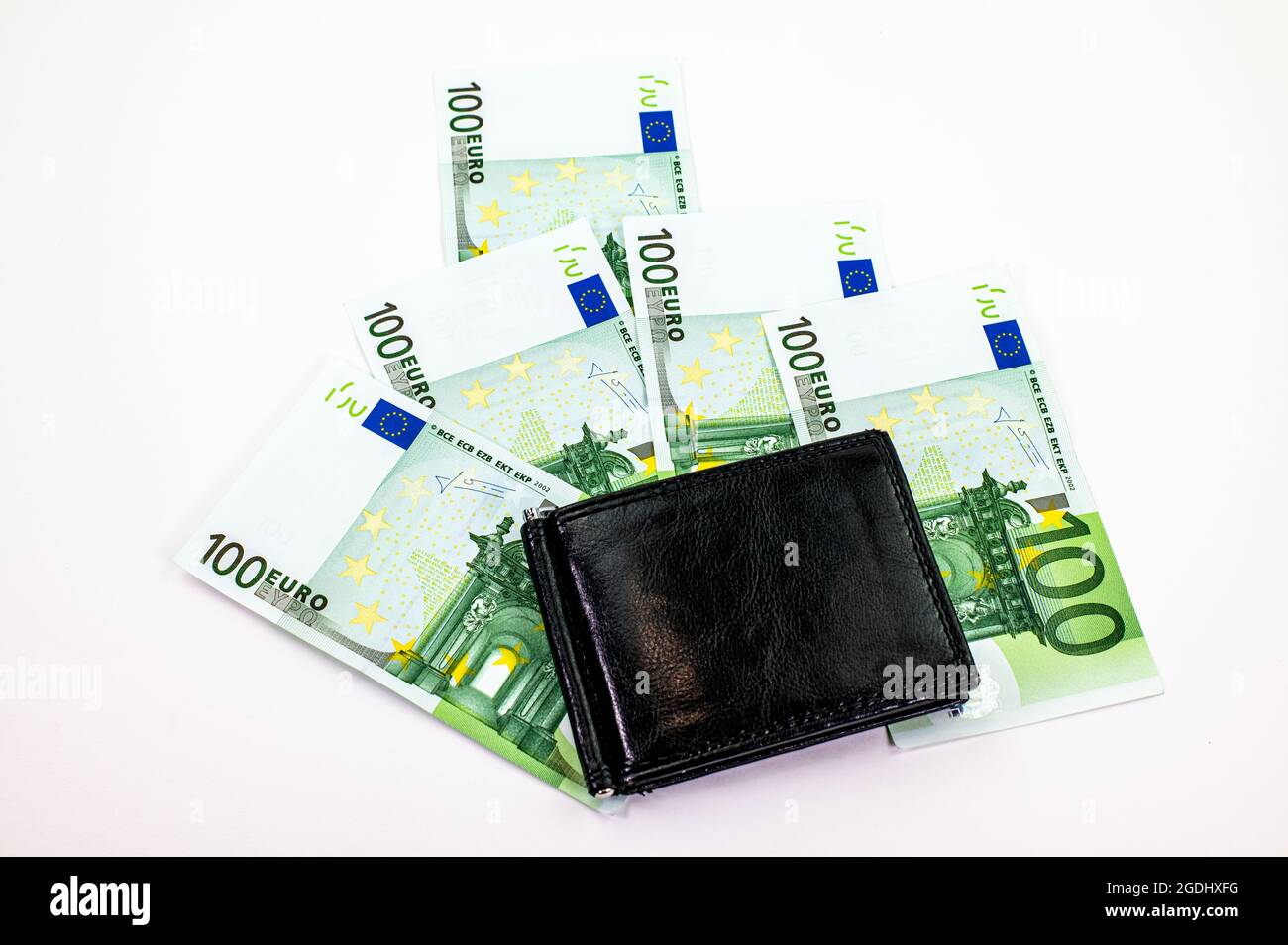 100 Euro Scheine auf weißem Hintergrund mit Brieftasche verstreut Stockfoto