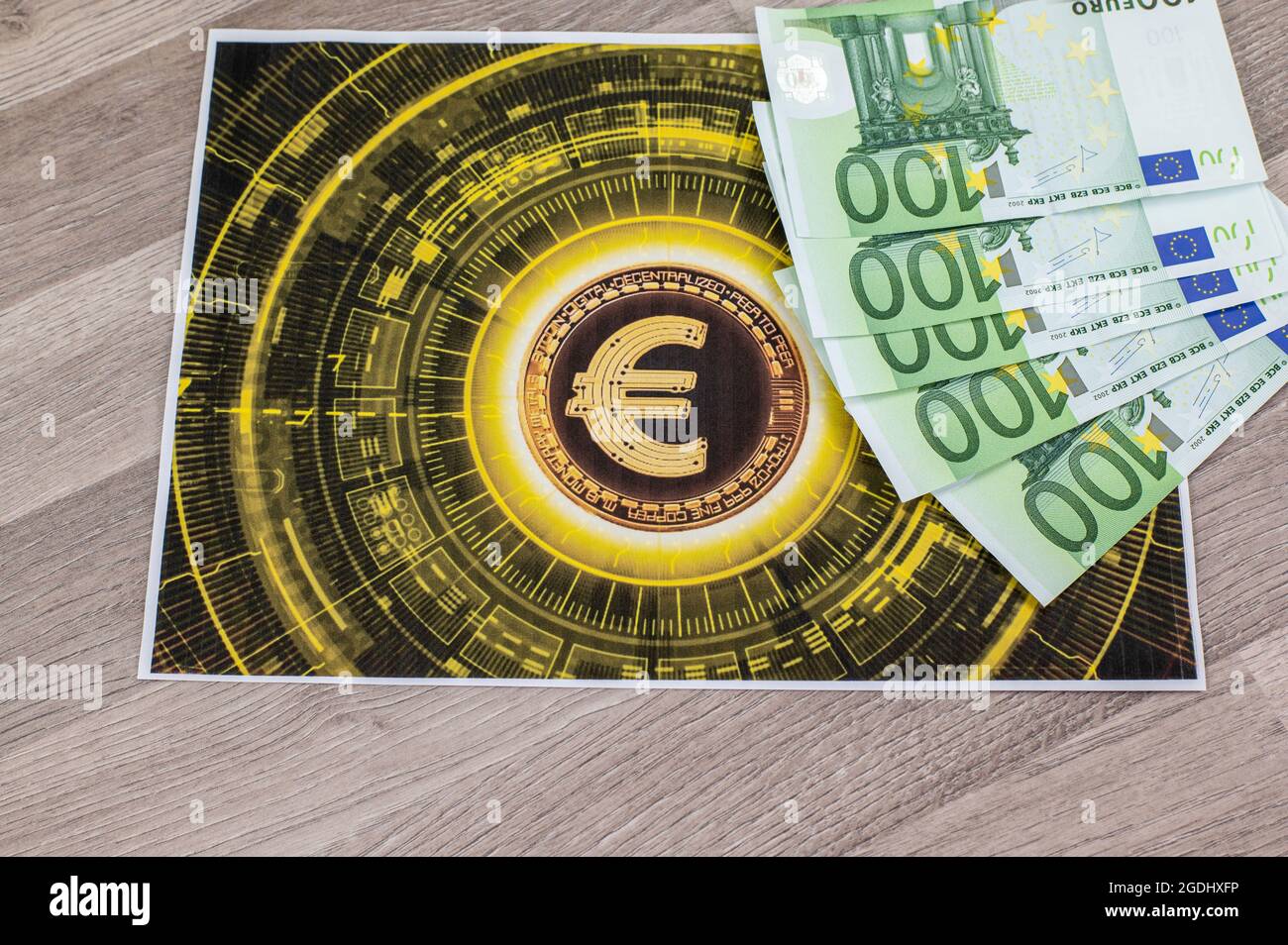 100-Euro-Banknoten und Tetretino mit Euro-Symbol auf Holztisch Stockfoto