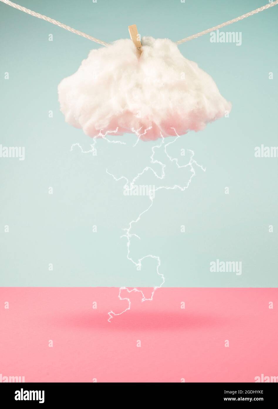 Blitze schlagen aus einer Wolke, die an einem Seil hängt. Auf blauem und pinkem Trendhintergrund. Minimales abstraktes Wetter- und Klimakonzept. Stockfoto