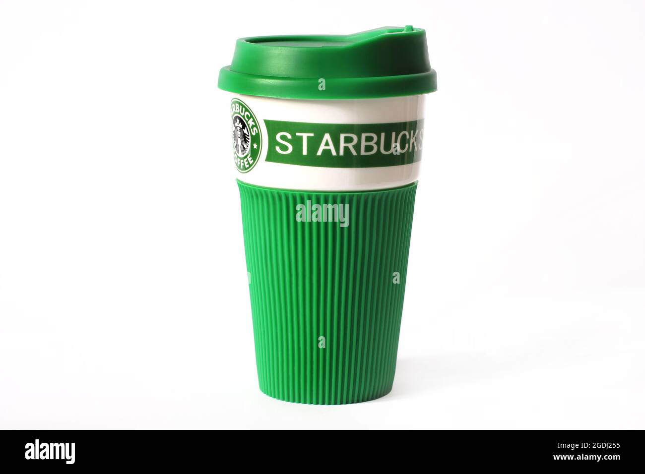 Chernihiv, Ukraine - 14. Januar 2020: Starbucks Cup auf weißem Hintergrund Stockfoto