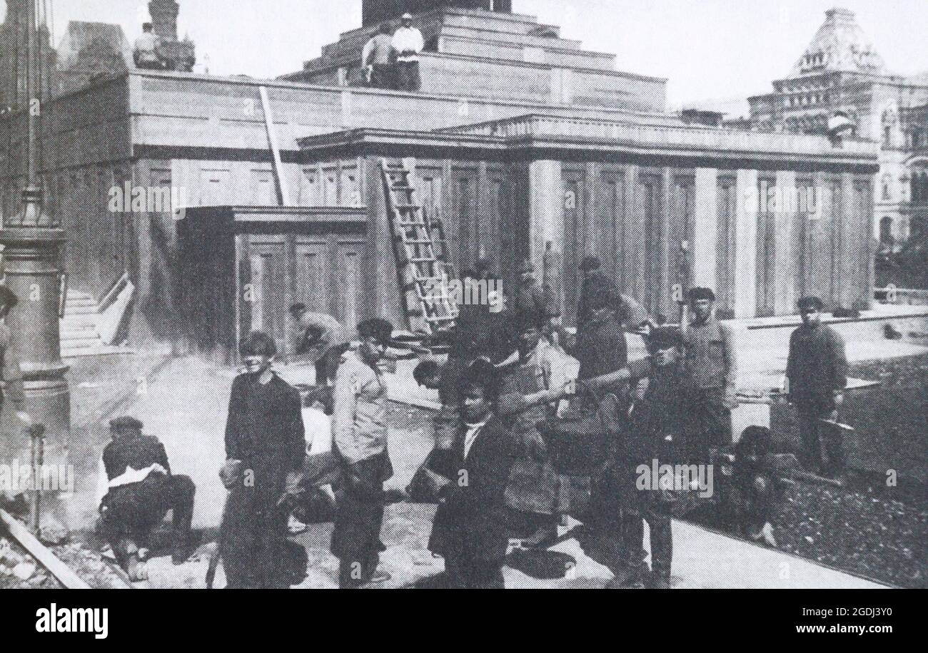 Bau des ersten permanenten hölzernen Wladimir-Lenin-Mausoleums. Stockfoto