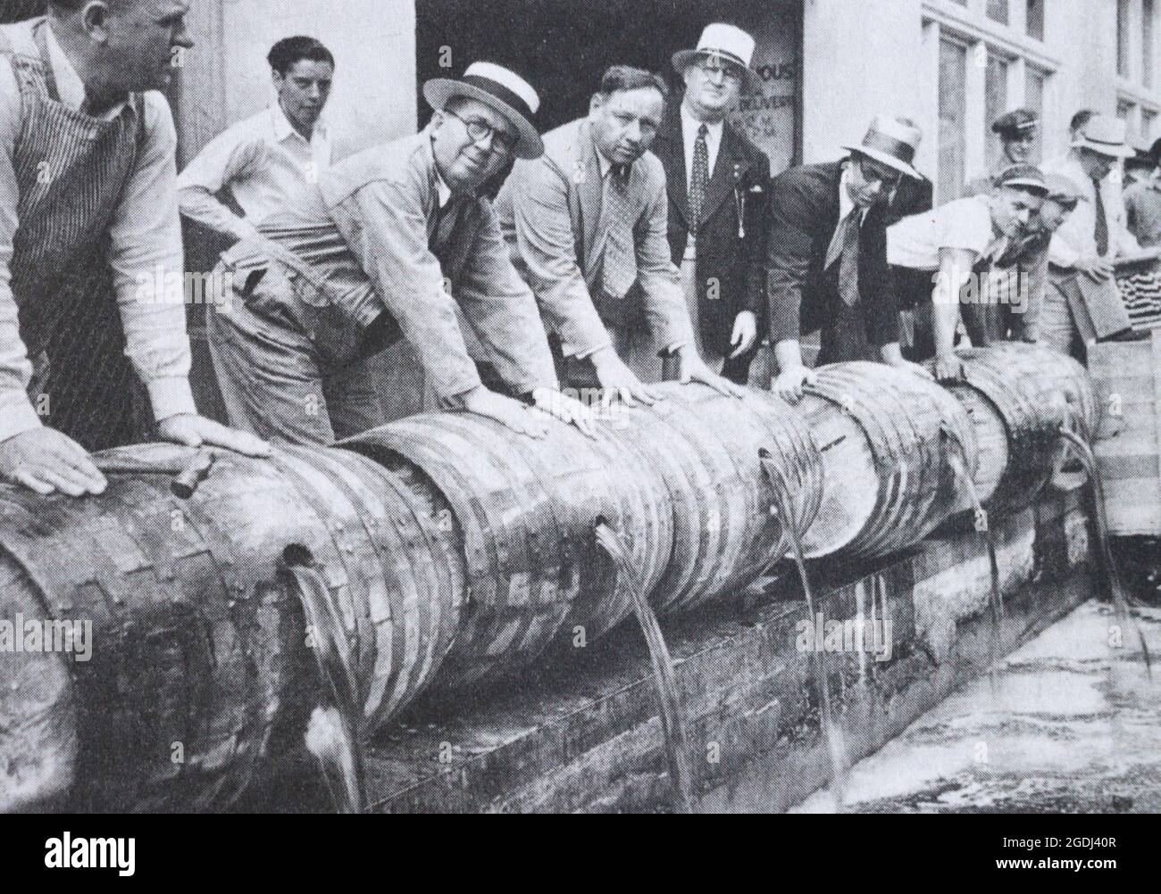 Zerstörung von Whiskey-Beständen in den Vereinigten Staaten während des Prohibition in den 1920er Jahren. Stockfoto