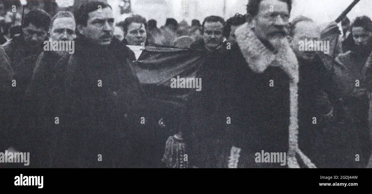 Die Beerdigung von Wladimir Lenin. Der Sarg wird von Josef Stalin, Michail Kalinin, Nikolai Bucharin, Lew Kamenew, Michail Tomski und Wjatscheslaw Molotow getragen. Stockfoto