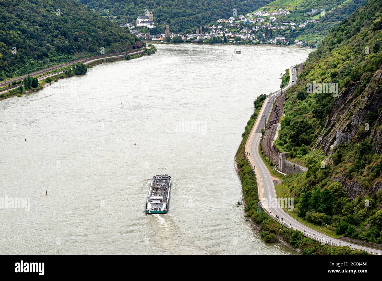 Ein Tankerschiff segelt auf dem Rhein in Westdeutschland, sichtbare Straßen- und Eisenbahnschienen, Luftaufnahme. Stockfoto
