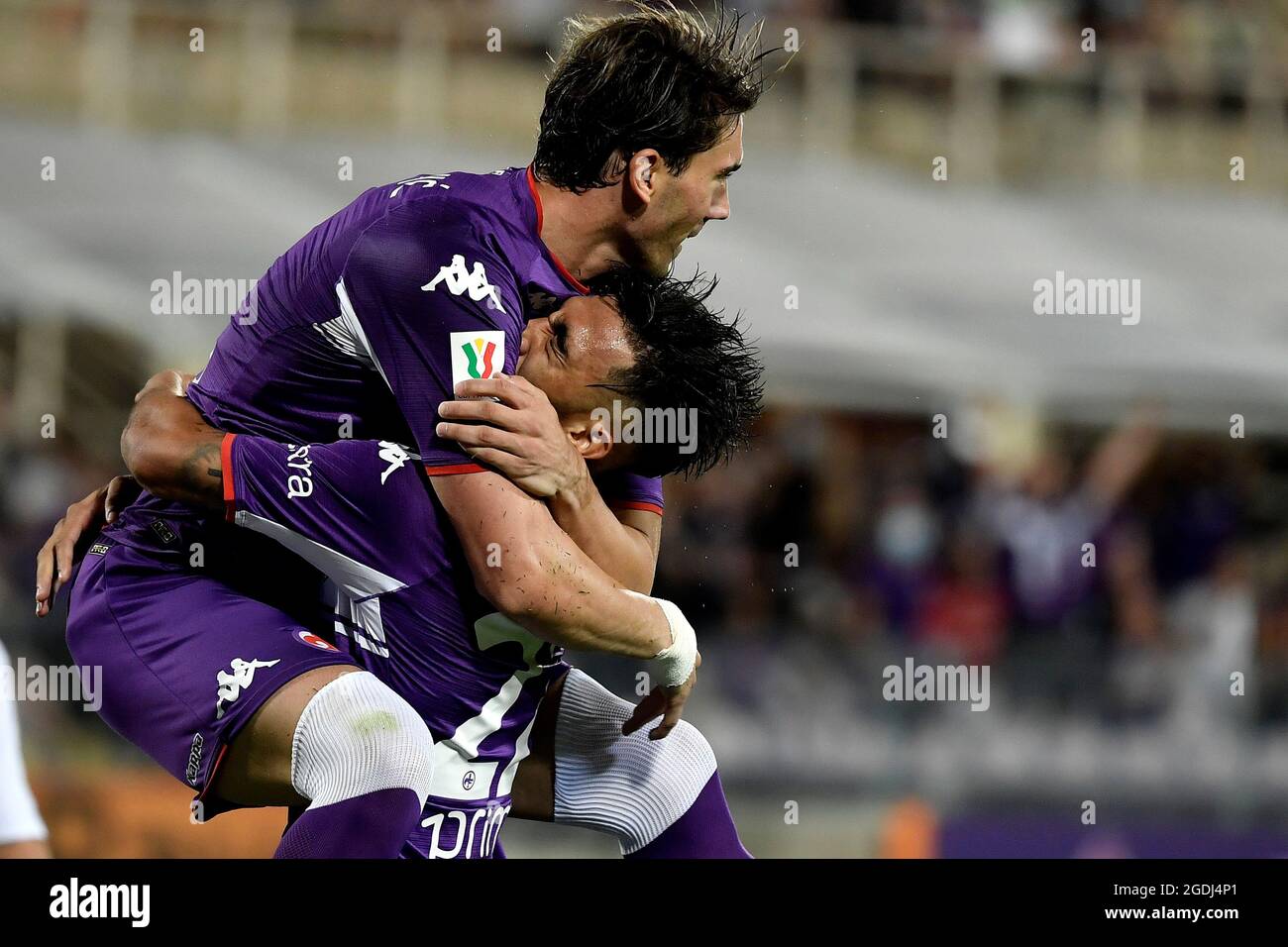 firenzano-italien-januar-2016-dusan-vlahovic-von-acf-fiorentina-feiert-mit-nicolas-gonzaleznach-dem-tor-von-1-0-wahrend-des-italien-cup-fussballspiels-zwischen-acf-fiorentina-und-cosenza-calcio-im-artemio-franchi-stadion-in-florenz-italien-13-august-2021-foto-andrea-staccioliinsidefoto-kredit-insidefoto-srlalamy-live-news-2gdj4p1.jpg